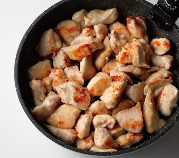 パサパサ胸肉が切り方で柔らかく！？「基本のふわ焼き鶏胸肉」　人生が変わる! かのまん整形級ダイエット(1)
