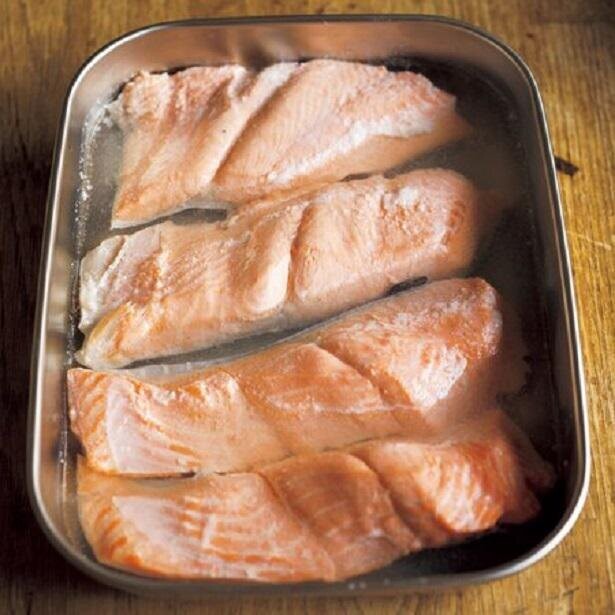 鮭は焼かずにゆでるべし！ 冷めてもしっとりおいしい作り置き「ゆで鮭」