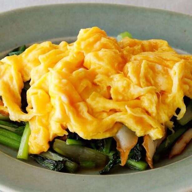 一皿で栄養バッチリ！ 歯ごたえのいい青菜がアクセント「小松菜のちくわ炒め卵のっけ」
