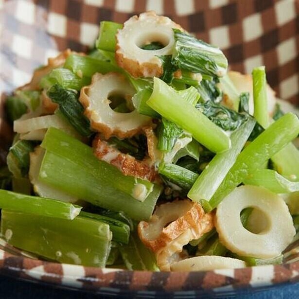 辛味とまろやかさのバランスがやみつきに。レンジで簡単「ちくわと小松菜のからしマヨあえ」