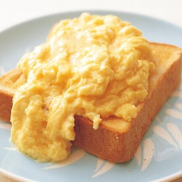 追いバターが贅沢～♪ おいしすぎて目が覚めるごちそう朝ごはん「ふわとろ卵ソーストースト」