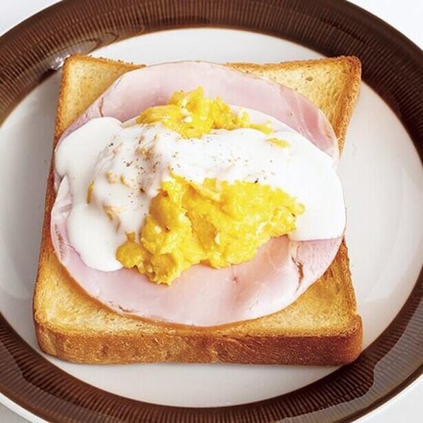 ヨーグルト+マヨの簡単ソースをかけて！ おしゃれな朝食が5分でできる「エッグベネディクト風トースト」