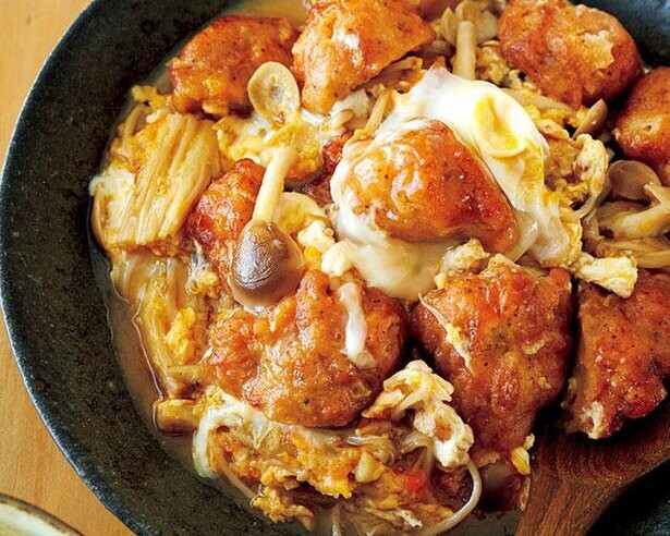 お総菜「から揚げ」アレンジレシピ！味付けはめんつゆのみ「から揚げときのこのとろ～り卵とじ」