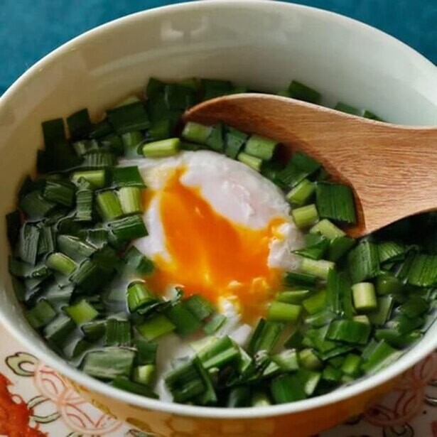 パカッと入れておいしさ倍増！ みそ汁、スープ、煮ものにも◎な落とし卵のレシピ5つ