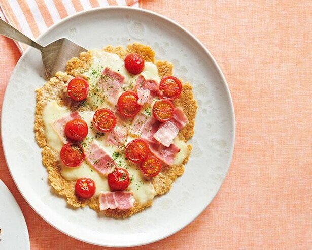 オートミールで簡単ピザ生地を作る！もちっと食感の「ベーコンとトマトのピザ風」