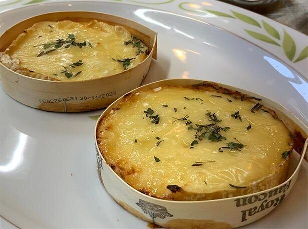 【おうちで簡単！三國シェフの味】チーズを木箱ごとオーブンへ！「焼きカマンベールのチーズフォンデュ」