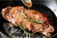 余った調味料びっくり活用法。焼き肉のたれもかば焼きのたれも、ぜ～んぶ混ぜちゃって肉の下味に！