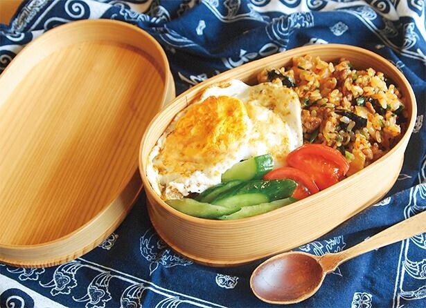 【大人気ブロガーのお弁当】美味しいお店の味をマネした「キムチチャーハンと目玉焼き弁当」