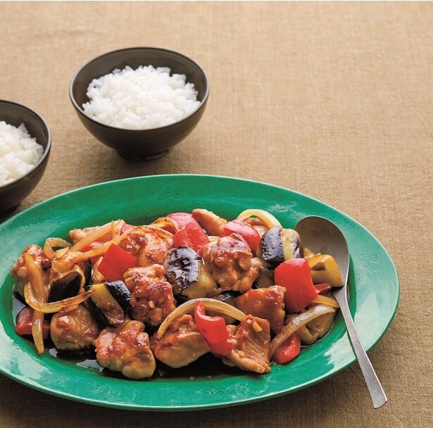 照り焼きにしても、みそでこっくりみそ味にしても！なすととりももで食べごたえ満点のおかず2品