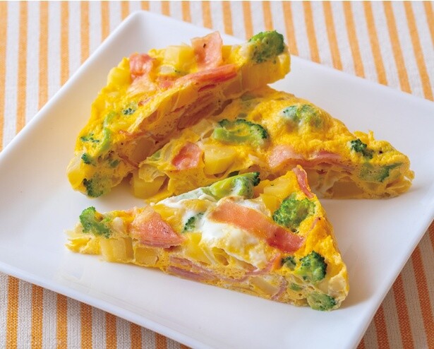 【給食の先生のレシピ】野菜たっぷり＆簡単レンジ調理が嬉しい、栄養爆弾スパニッシュオムレツ