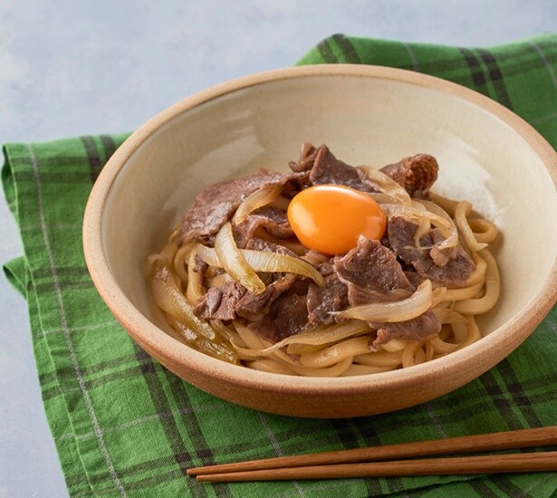 レンジだけで完成！ ゆで麺で作る本格「すき焼き風うどん」