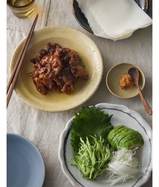 食卓が盛り上がること間違いなし！ 春巻きの皮で手軽に作れる「カリカリ豚こまの北京ダック風」