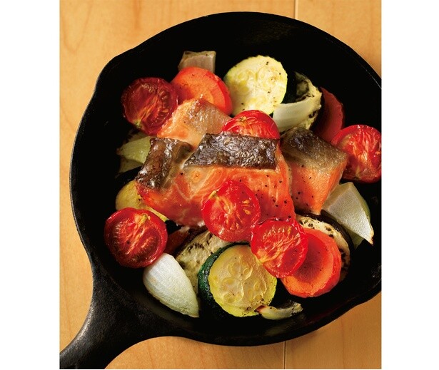 ジューシーに焼けた鮭と彩り野菜でごちそう感満点の「美食材ぶっこみオーブン焼き」
