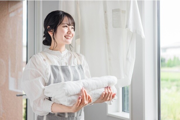柔軟剤を使うとタオルが乾きやすい！？梅雨時期に知っておきたい部屋干しで早く乾かすコツ