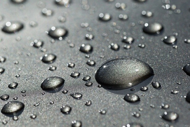 空から降ってくる雨粒のカタチは？じつは「しずく型」ではない！