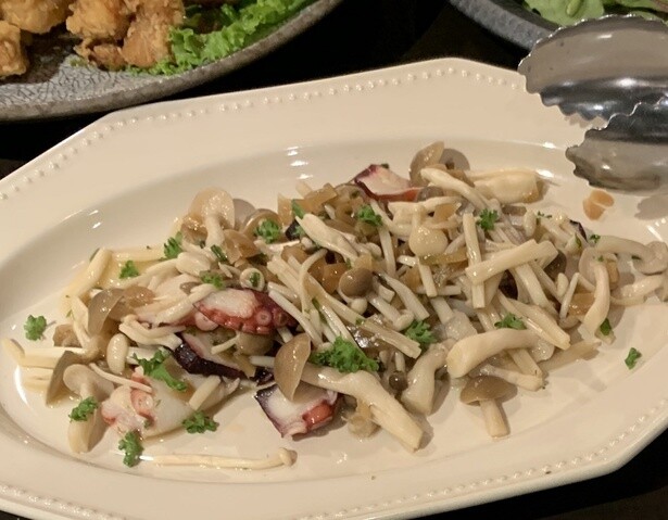 たれに加えた隠し味のザーサイでお酒が進む！「たこときのこの中華風マリネ」【今井亮さんの特製おつまみ】