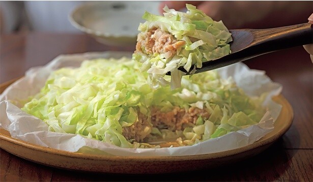 【ほどほど丁寧ごはん】からしのきいたたれでシュウマイ風にいただく「たっぷりキャベツのビッグはさみ蒸し」