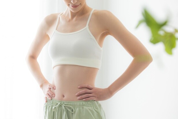 運動が苦手でも大丈夫。寝転がって行う「床バレエ」でくびれが復活！