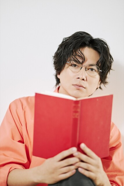 “愛の人”NEWS加藤シゲアキ「人はバラバラだからこそ愛がいる」新刊『ミアキス・シンフォニー』撮り下ろしインタビュー！