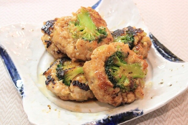 ブロッコリーの茎が食感のアクセントに！見た目も可愛い「ブロッコリーつくね」
