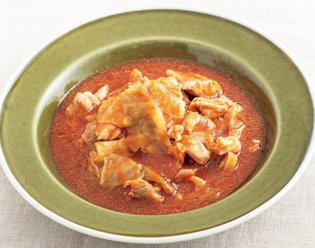 ご飯にもパンにも合う簡単おかず「鶏ももとキャベツのトマト煮」