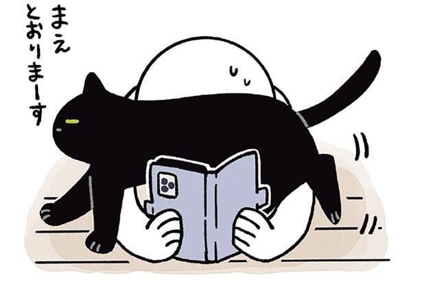 スマホを見る飼い主の前を行ったり来たり。黒猫ろんがわざとらしくアピールすること
