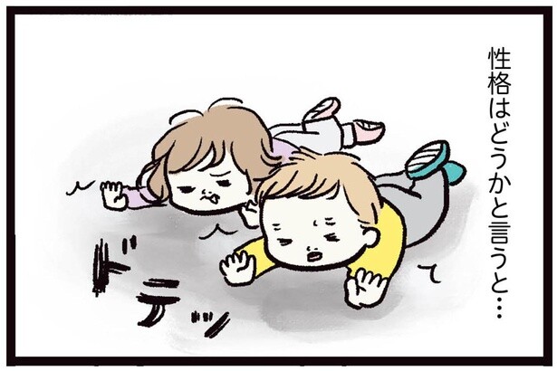 転んで涙ぐむ兄と笑顔で歩き出す妹。顔は似ていても性格は真逆！