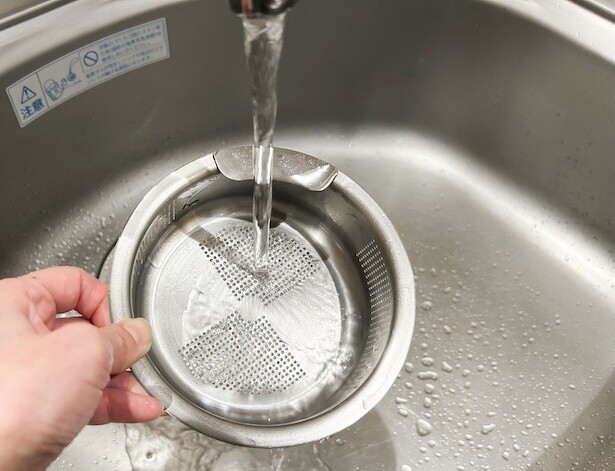 ドロドロの排水口掃除に終止符！？水だけで汚れが落ちる話題のゴミ受けに新サイズが登場