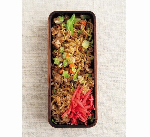 【人気YouTuberが教える！】青のりや天かすも良いアクセントに！「そばめし弁当」