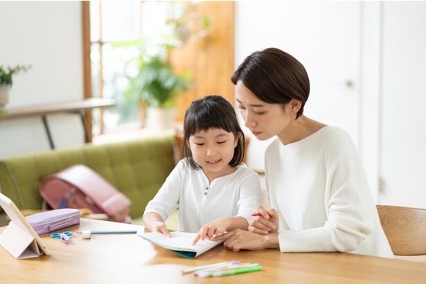 子どもの勉強後もすぐに机が片付く！ママ建築士が生み出した、収納つきダイニングテーブルに注目