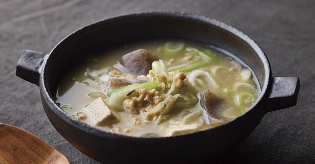 【割烹の家庭ごはん】みそとごまの風味が香ばしい「具だくさん納豆汁」