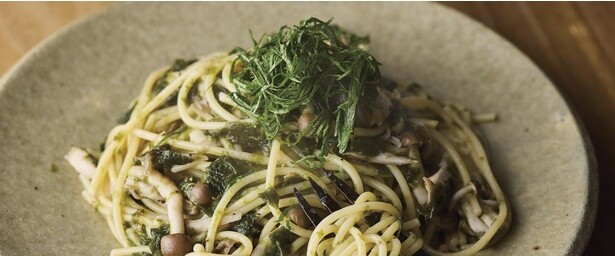 【割烹の家庭ごはん】のりを軽く炙れば色と香りがアップ！「焼きのりときのこのパスタ」