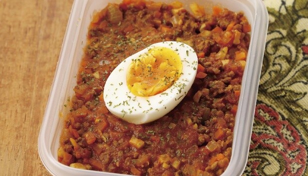 トマト缶で煮込むからヘルシー。濃厚な味わいの「キーマカレー弁当」