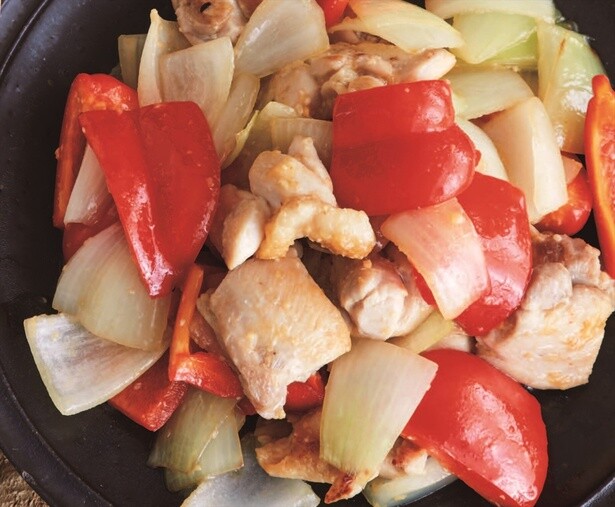 とり肉と玉ねぎが主役！彩り華やかで食欲もアップするおかず2品