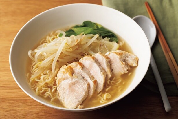 【最強にラクでおいしい】トッピングの鶏チャーシューまでワンパンで！ 「鶏むねコンソメレモンラーメン」