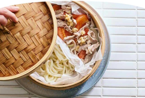 【せいろレシピ】冷凍めんがもちもち！蒸してうまみたっぷりの「豚肉とトマトの蒸しうどん」