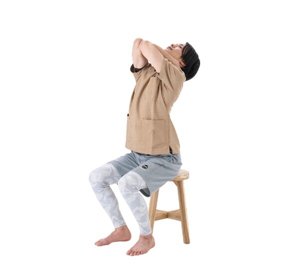 「スマホ首」の改善には背中のケアが肝心！ 本来の首のカーブを取り戻そう
