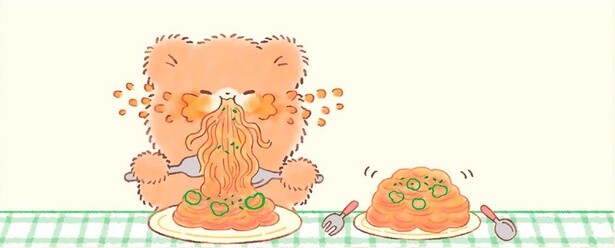 似た者同士？スパゲッティに夢中のこぐまと、食いしん坊のハムスター