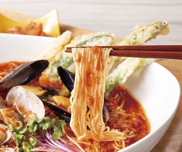 おいしくて体も喜ぶヘルシー麺が新登場。トマト×米麹と旬野菜のチカラで、おなかのなかから健康に！