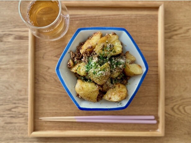 包丁を使わず、手でパカッ♪ 新じゃがの皮がカリッと焼けてこうばしい「手割りポテトのカレー炒め」