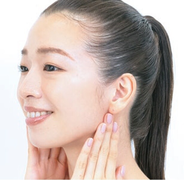 メイク前やお風呂上りに。モデル・石井亜美さんの「顔のむくみほぐしマッサージ」
