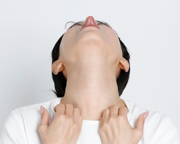 舌出しストレッチで、目指せ「二重あご」解消！