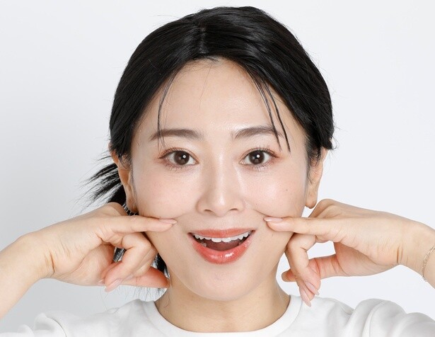 口角を上げる、顔筋ピンポイントトレーニング