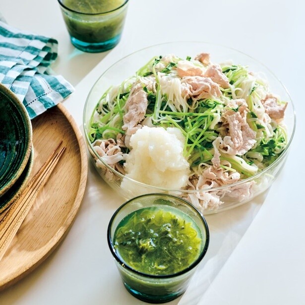 肉も野菜もこれ1皿で完結！ 暑い日にさっぱり「豚しゃぶおろしそうめんめかぶだれ」