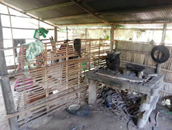 カンボジアの家族 4人二階建ての家。一階のキッチンは壁がない