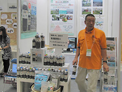 オーガニックEXPO 2010で有機肥料と都市菜園の普及を呼びかける藤安さん