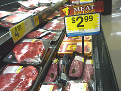 スーパーに並ぶトウモロコシ飼育の牛肉