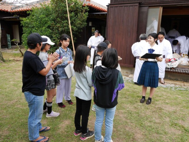 与論島で「十五夜踊りのウラガワ探検隊」　与論高生が児童向けに企画