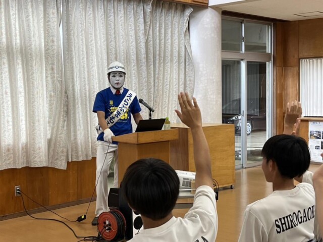 えらぶまもるくん、城ヶ丘中で職業講話　地域で働く意義とやりがい伝える