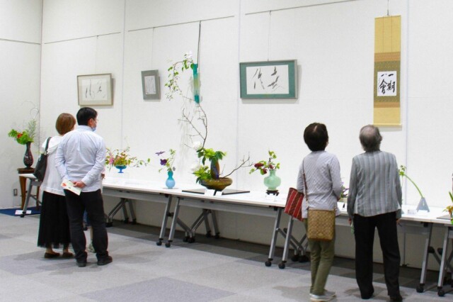 青森で「いけばな小原流」花展　初夏の花に人々集まる